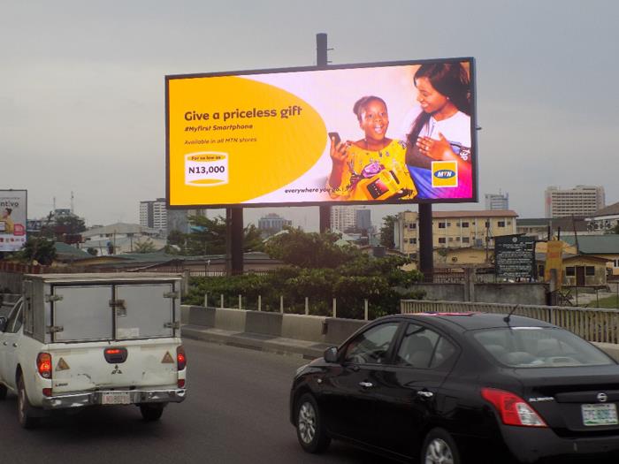 P16 utendørs reklame LED billboard med høy lysstyrke installert i Nigeria